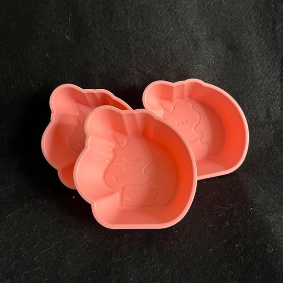 9 Piece Light Pink Plastic Childs Unicorn Plates - Picture 8 of 10